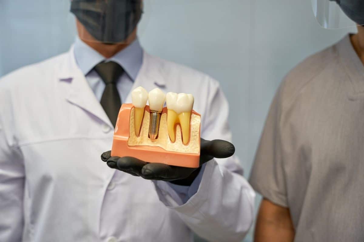 Featured image for “The Benefits of Choosing an Implant Dentist Over Traditional Dentures”